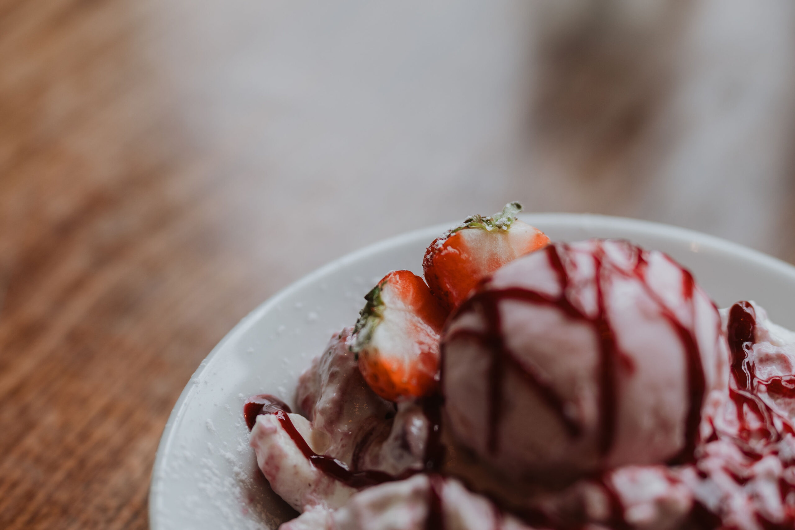 Eton mess with strawberry ice cream, sauce and fresh strawberries